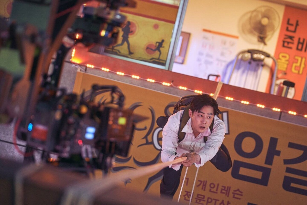scene di film Exit ketika Jo Jong suk bergelantungan di tali